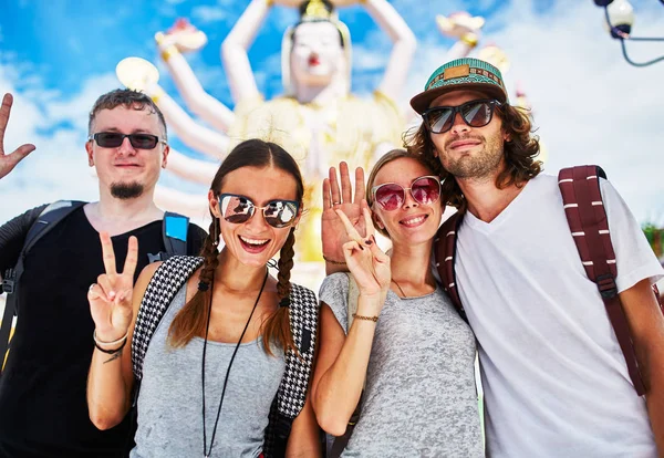 Gorup de amigos en fornt del templo —  Fotos de Stock