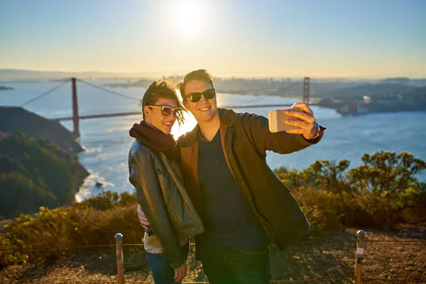 Viajando casal tomando um tiro selfie — Fotografia de Stock