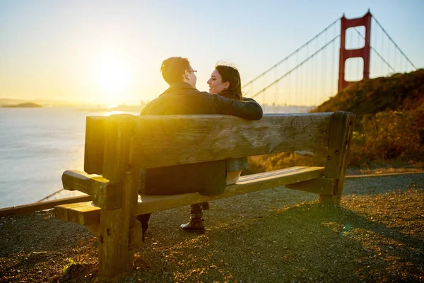 Casal feliz sentado no banco — Fotografia de Stock