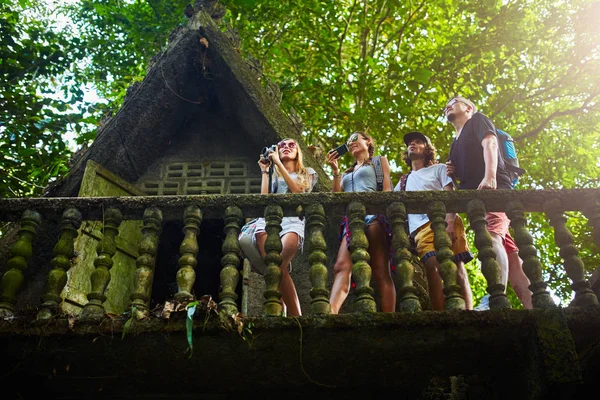 Eski orman Harabeleri üzerinde turist — Stok fotoğraf