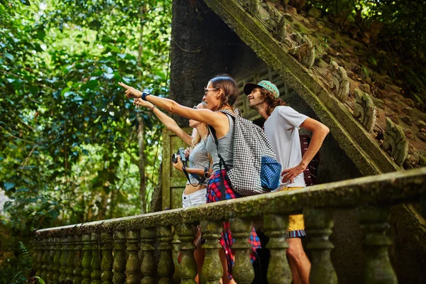 Turisté na ruiny starověké džungle — Stock fotografie