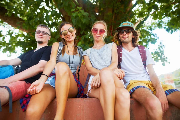 Group of friends posing for photo — Stock Photo, Image