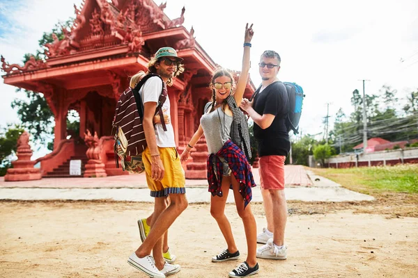 Turistas animados no templo budista — Fotografia de Stock