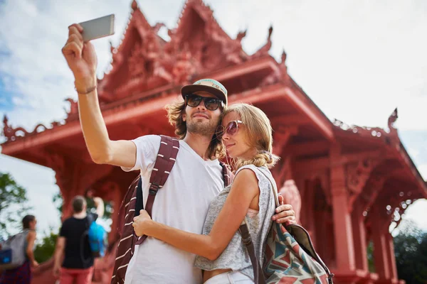 Туристи фотографують у храмі — стокове фото