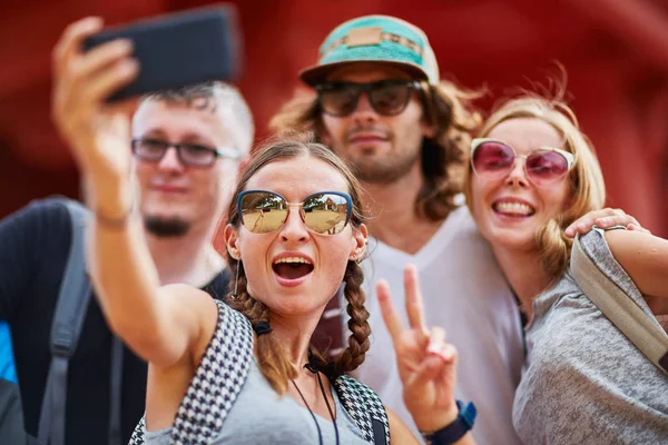 Turystów biorąc selfie grupy — Zdjęcie stockowe