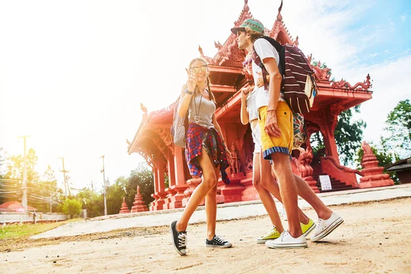 Turistas no templo em Koh Samui — Fotografia de Stock