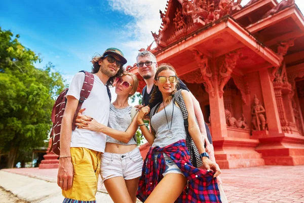 Friends in front of red temple — Stock Photo, Image