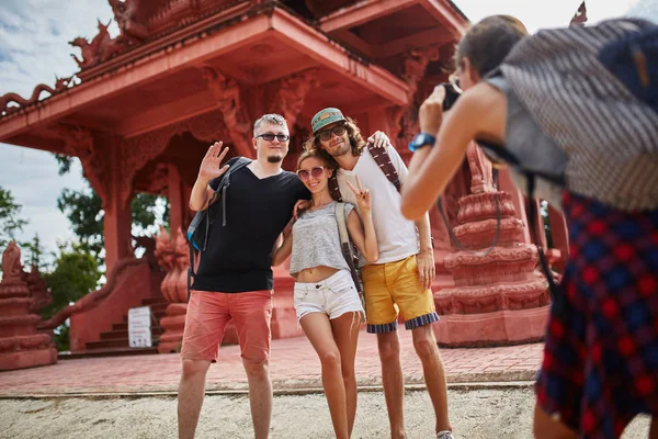 Gruppbild framför templet — Stockfoto