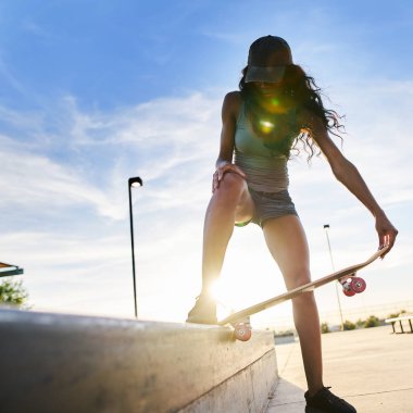 genç kadın kaykaycı dublör yapıyor