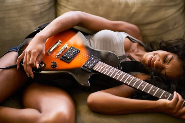 elektro gitar kanepe evde kanepede yatan kadın