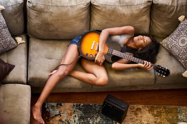 Genç kadının elektro gitar ile yalan yüksek açılı görünüş