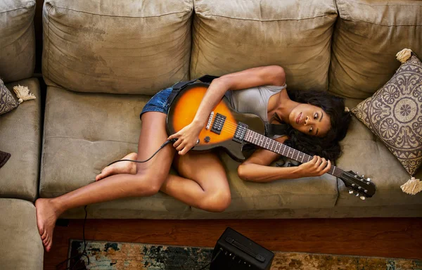 Genç kadının elektro gitar ile yalan yüksek açılı görünüş