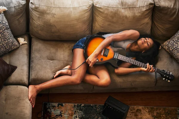 Genç kadının elektro gitar ile yalan yüksek açılı görünüş