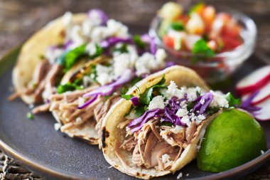 -Acı, kırmızı lahana ve queso fresco peynir ile sokak tacos