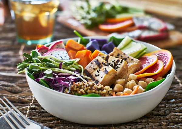 Barevné Misky Buddha Grilovaným Tofu Hrachové Výhonky — Stock fotografie