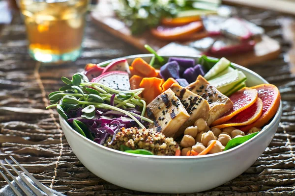 Castron Colorat Buddha Tofu Grătar Lăstari Mazare — Fotografie, imagine de stoc