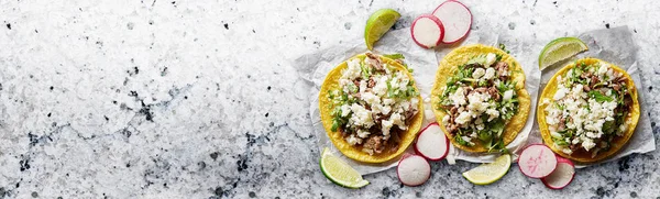 Három Mexikói Utcai Taco Barbacoával Queso Freskó Sajttal Másolótér Összetételben — Stock Fotó