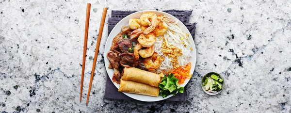 Vietnamese Vermicelli Rijstnoedel Met Gegrild Rundvlees Garnalen Met Krokante Broodjes — Stockfoto