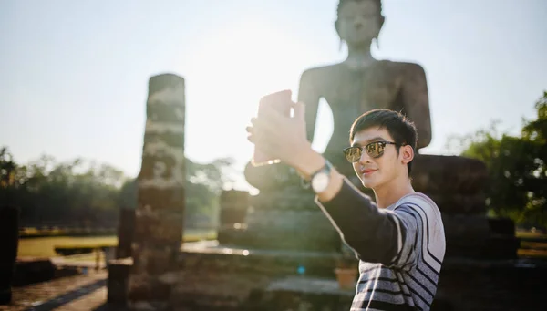 Mladý Thajský Turista Při Selfie Sukhothai Historického Parku Thailand — Stock fotografie