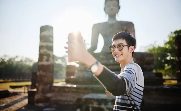 Mladý Thajský Turista Při Selfie Sukhothai Historického Parku Thailand — Stock fotografie