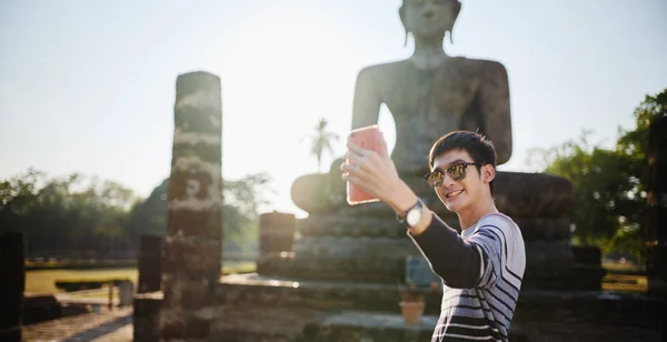 Jovem Tailandês Turista Tomando Selfie Sukhothai Historial Parque Tailandês — Fotografia de Stock