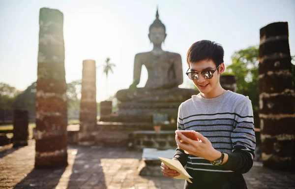 Mladý Thajský Muž Turista Pomocí Smartphone Sukhothai Historický Park Thailand — Stock fotografie