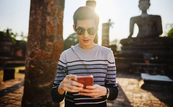 Молодой Турист Таиланда Использующий Смартфон Историческом Парке Сукхотай — стоковое фото
