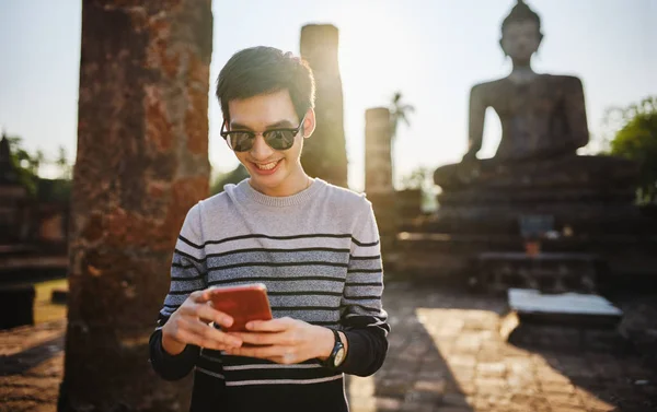 Jovem Tailandês Turista Masculino Usando Smartphone Sukhothai Parque Histórico Tailandês — Fotografia de Stock