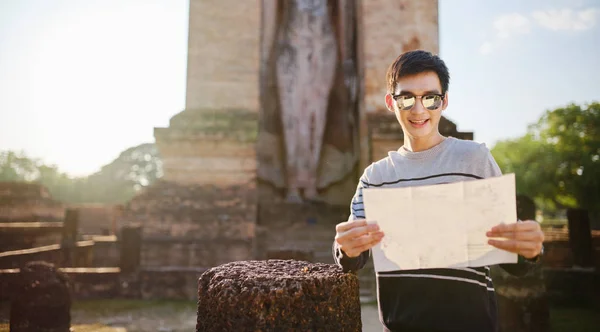 Jovem Tailandês Turista Masculino Com Mapa Sukhothai Parque Historial Tailandês — Fotografia de Stock