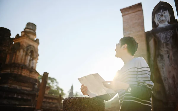 Mladý Thajský Muž Turista Mapou Sukhothai Historického Parku Thajsko — Stock fotografie