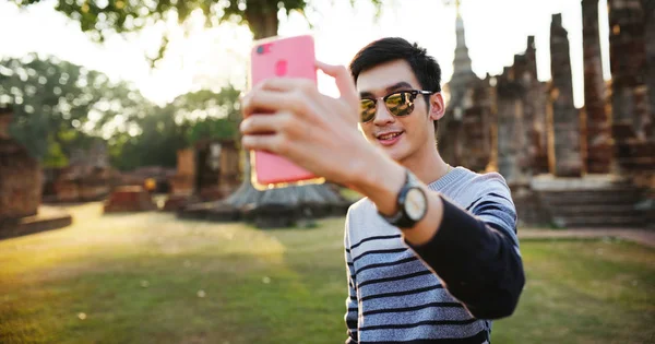 Ung Man Thai Turist Tar Selfie Sukhothai Historiska Park Thailand — Stockfoto