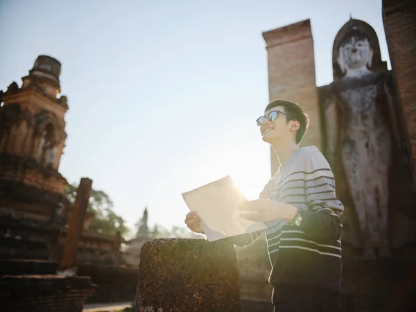 Mladý Thajský Muž Turista Mapou Sukhothai Historického Parku Thajsko — Stock fotografie