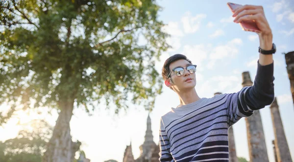 Młody Mężczyzna Tajski Turysta Biorąc Selfie Sukhothai Historyczne Park Tajlandia — Zdjęcie stockowe