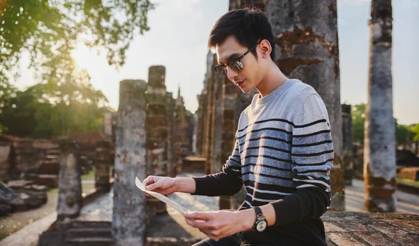 Молодий Тайський Чоловічий Турист Картою Історичному Парку Сухотай Таїланд — стокове фото