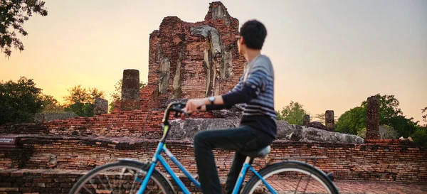 男子泰国人骑自行车游览泰国的苏和泰历史公园 — 图库照片