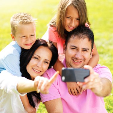 famiglia tenendo selfie con smartphone