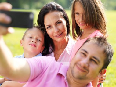 Aile ile alarak selfie baba