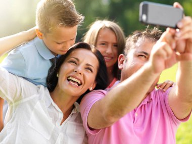 Aile ile alarak selfie baba