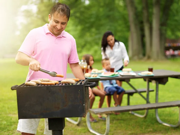 Vader Grillen Hotdogs Braadworst Voor Familie — Stockfoto