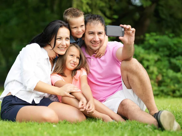 Familie Selfies Maken Met Smartphone Park — Stockfoto