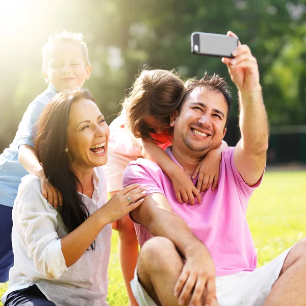 Familie Selfies Maken Met Smartphone Park — Stockfoto