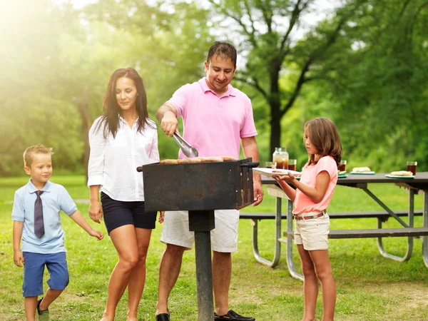Papa Grillt Essen Für Frau Und Kinder Beim Outdoor Kochen — Stockfoto