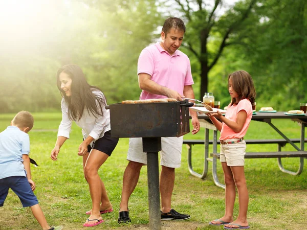 Eten Krijgen Geserveerd Familie Barbecue Terwijl Kinderen Spelen — Stockfoto