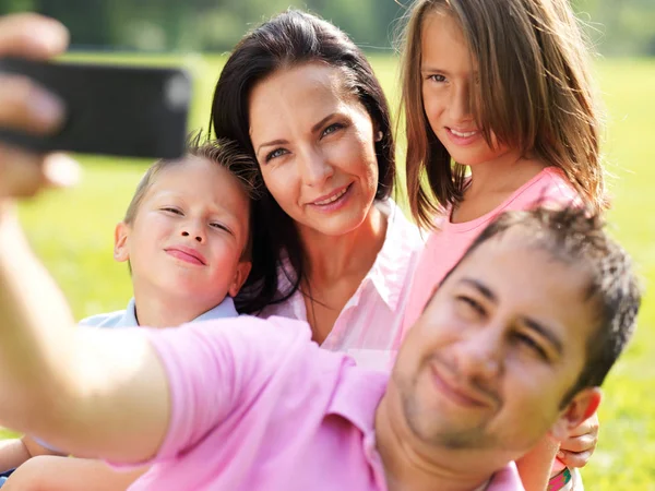 Vader Nemen Selfie Met Familie — Stockfoto