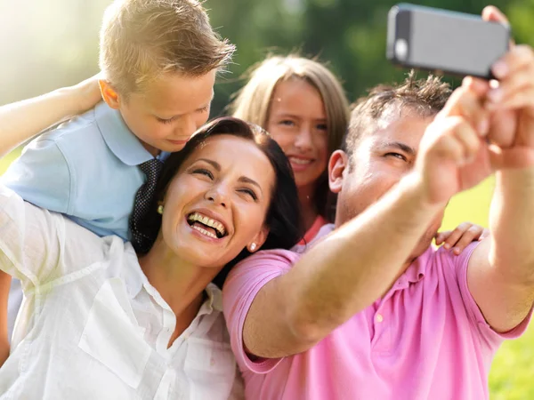 Vader Nemen Selfie Met Familie — Stockfoto