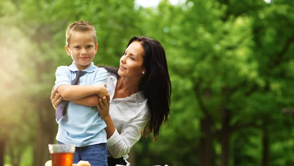 Moeder Zoon Kookgelegenheid Picknick Shot Panorama Formaat — Stockfoto