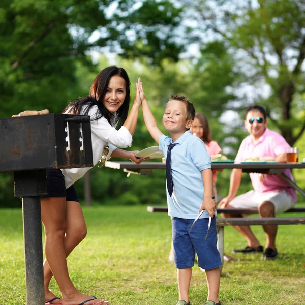 Moeder Zoon High Fiver Naast Barbecue Grill Bij Picknick — Stockfoto