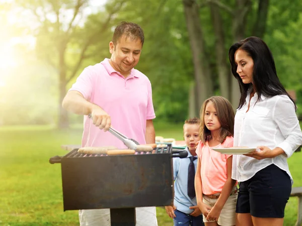 Vader Grillen Voedsel Voor Vrouw Kinderen Outdoor Cookout — Stockfoto