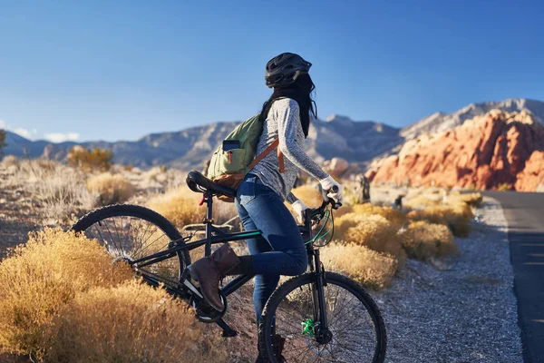 Africano Americano Mulher Preparando Para Começar Passeio Bicicleta — Fotografia de Stock