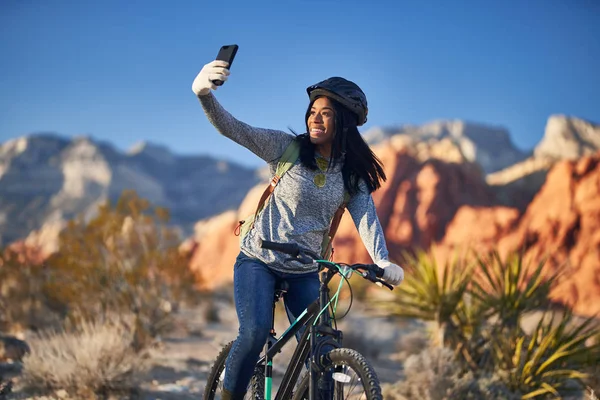 Подходит Африканская Американская Женщина Берет Перерыв Езды Велосипеде Использовать Смартфон — стоковое фото